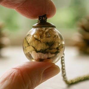 Ketting met dennenappelharsbol, milieuvriendelijke hars, bossieraden afbeelding 5