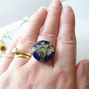 Blue Resin Ring, Pressed Flower Blue Ring, Gift for Women, Botanical Ring, Pressed Flower Jewelry image 4