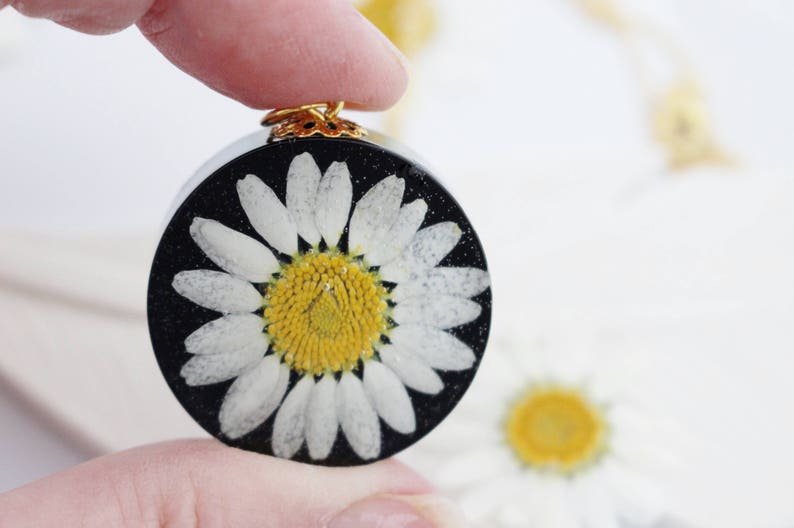 Pressed Flower Jewelry Daisy Necklace Gift for Her Pressed Daisy Pendant in Black Resin Daisy Jewelry Bold Necklace