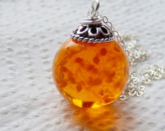 Collier de fleurs, pendentif globe, écologique, collier en résine orange, bijoux pour femmes, bijoux faits à la main, cadeau pour elle