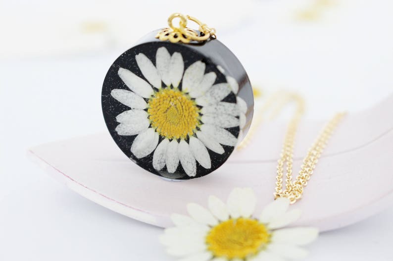 Pressed Flower Jewelry Daisy Necklace Gift for Her Pressed Daisy Pendant in Black Resin Daisy Jewelry Bold Necklace