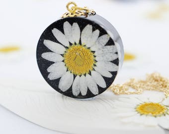 Daisy Necklace, Pressed Daisy Pendant in Black Resin, Bold Necklace, Daisy Jewelry, Gift for Her, Pressed Flower Jewelry, April Birth Flower