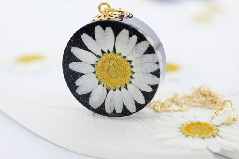 Pressed Flower Jewelry Daisy Necklace Gift for Her Pressed Daisy Pendant in Black Resin Daisy Jewelry Bold Necklace