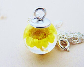 Daisy Necklace, Dainty Resin Sphere, Nature Necklace, Botanical Jewelry, Yellow Daisy, Resin Jewelry, Gift for Her, April Birth Flower