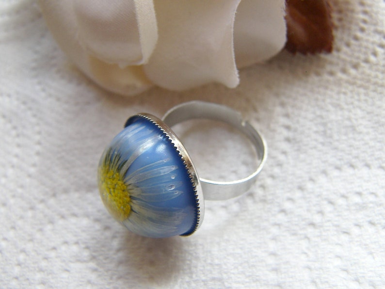 Daisy Ring, Daisy Jewelry, Blue Daisy Ring, Botanical Ring, Bridal Jewelry, Resin Ring, Flower Jewelry, April Birth Flower image 3