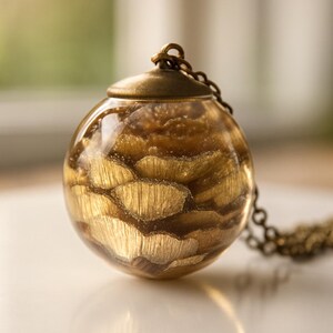 Ketting met dennenappelharsbol, milieuvriendelijke hars, bossieraden afbeelding 7