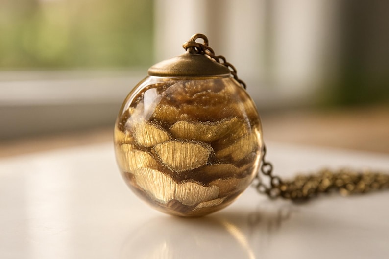 Ketting met dennenappelharsbol, milieuvriendelijke hars, bossieraden afbeelding 7