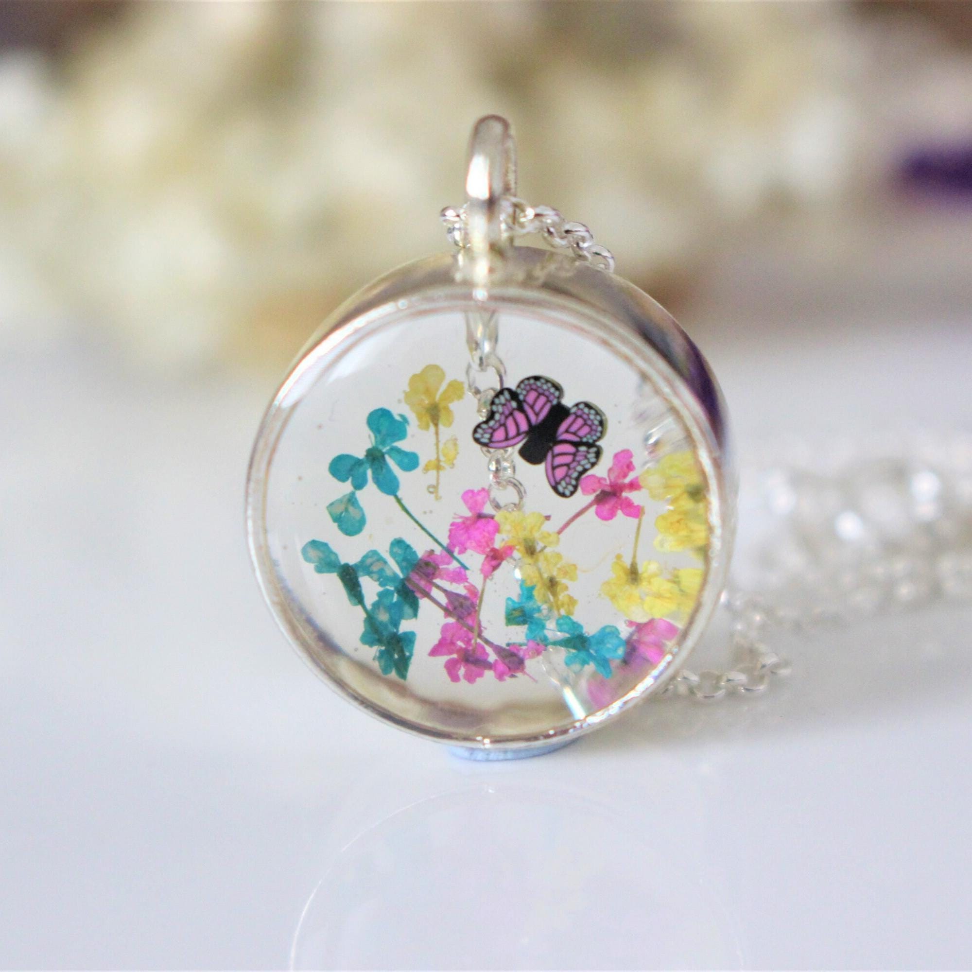 本物のドライフラワー樹脂ネックレス：蝶のシルバーペンダント - Etsy 日本