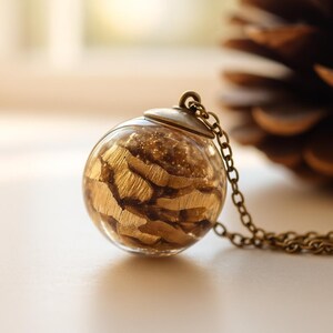 Ketting met dennenappelharsbol, milieuvriendelijke hars, bossieraden afbeelding 6
