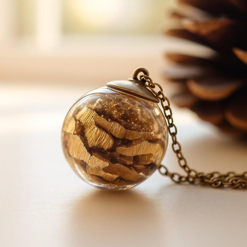 Ketting met dennenappelharsbol, milieuvriendelijke hars, bossieraden afbeelding 6
