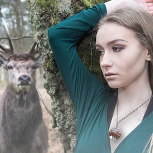 Colar de Rowan Berry Real – Pingente de Resina de Outono – Joia Talismã da Floresta – Orbe da Natureza de 25 mm – Corrente de Bronze – Presente Mágico da Floresta