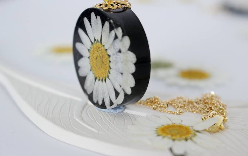 Pressed Flower Jewelry Daisy Necklace Gift for Her Pressed Daisy Pendant in Black Resin Daisy Jewelry Bold Necklace