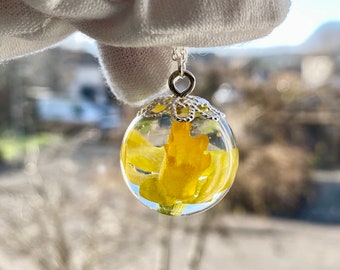 Real Daffodil Resin Necklace, Sphere Ball Necklace, Nature Inspired Jewellery, Gift for Mum, Dried Flower Jewelry, Spring Gift, Welsh Flower