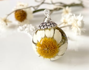 Collar de resina de margarita auténtica: plata de ley, flor de nacimiento de abril