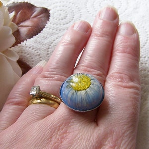 Daisy Ring, Daisy Jewelry, Blue Daisy Ring, Botanical Ring, Bridal Jewelry, Resin Ring, Flower Jewelry, April Birth Flower image 4