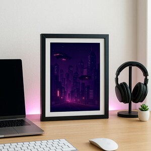 Könnte beinhalten: Gerahmter Kunstdruck, der eine futuristische Stadt in Lila- und Rosatönen zeigt. Das Kunstwerk zeigt hohe Gebäude, fliegende Fahrzeuge und Neonlichter. Der Druck befindet sich auf einem Holztisch mit Laptop, Tastatur und Kopfhörern.
