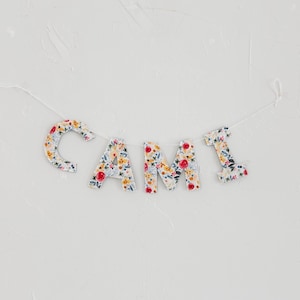 Striscione in tessuto fatto a mano / Striscione con nome personalizzato + Striscione di buon compleanno / Striscione per occasioni speciali / Fatto a mano + su ordinazione / Decorazione per bambini