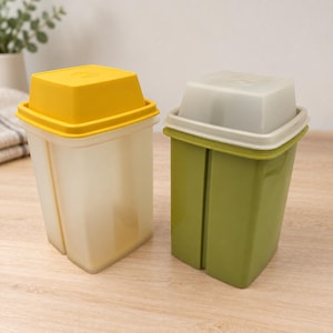 Peut inclure: Deux boîtes de rangement rectangulaires en plastique avec couvercles. L'une est blanc translucide avec un couvercle jaune vif, l'autre est vert olive avec un couvercle blanc translucide. Les deux récipients présentent un design nervuré vertical.
