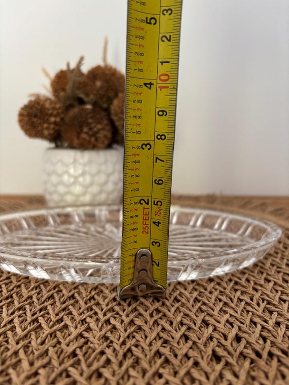 輝く星の模様が入ったヴィンテージの楕円形の透明なプレスガラス皿