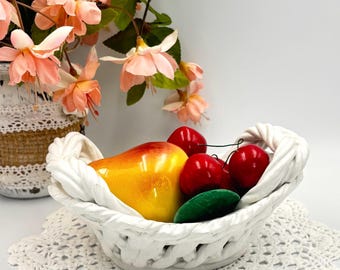 Capodimonte-Obstkorb, dekorativer italienischer Keramikkorb, geprägtes Obst, Birnen und Kirschen, Vintage Italien