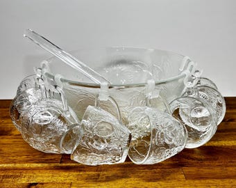 Conjunto de ponche vintage Duralex France de 18 peças, incluindo poncheiras, xícaras e copos, completo com caixa original.