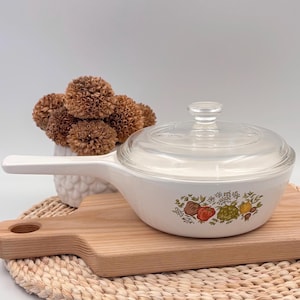 Cacerola vintage Corning Ware de 500 ml con tapa Pyrex, estampado de verduras Spice of Life, color blanco.