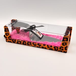 Vintage high-heeled leopard print pie server by Wild Eye Designs, stainless steel cake server, new in box
