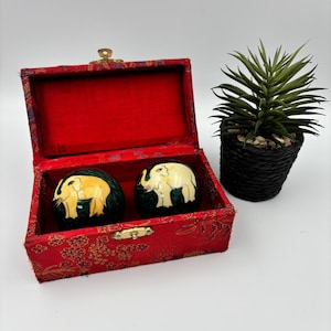 Boules de Baoding vintage, paire verte à éléphants, boules de santé chinoises musicales, boîte en brocart, années 80