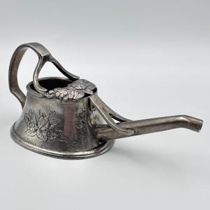 Decorative miniature tinplate watering can, vintage French miniature watering can, floral decorative object, miniature collection, La Maison de l’tin blanc