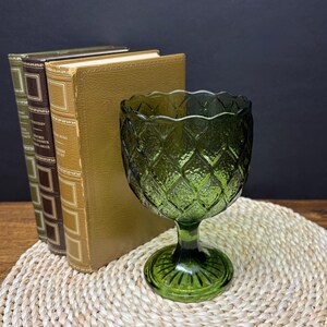 Vase sur pied vintage en verre vert texturé, décor rétro chic, centre de table, style mid century moderne