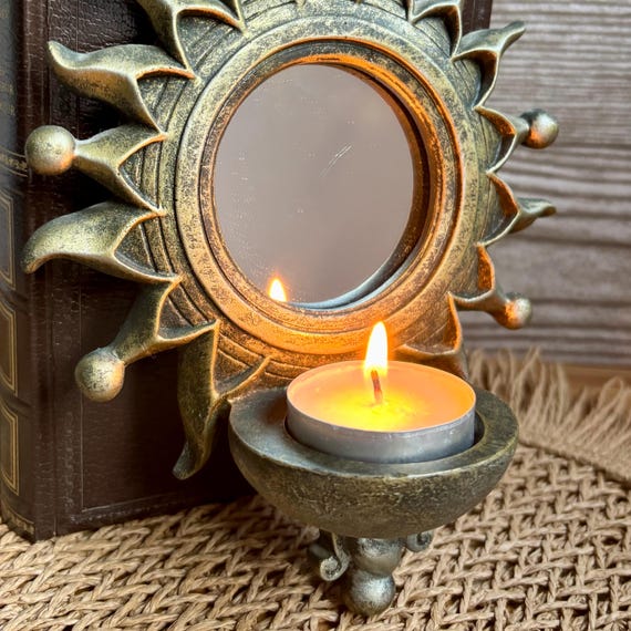 Kleiner, an der Wand befestigter Sonnenstrahlenspiegel mit Kerzenhalter, patinierter goldener Sonnenstrahlenspiegel, Wanddekoration im Retro-Boho-Stil