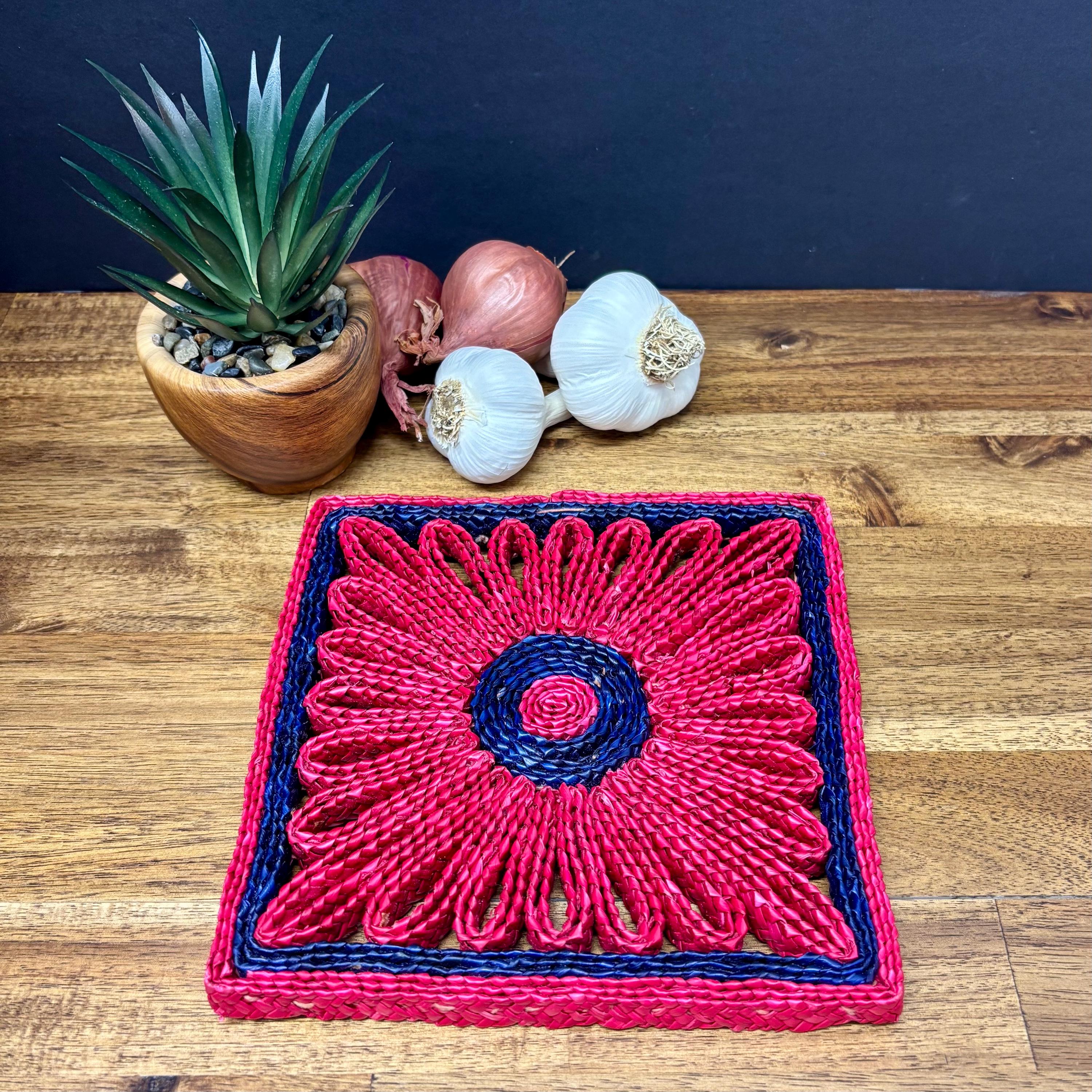 Ancien Plateau Dessous De Plat Vintage En Rotin, Scoubidou Rouge Et Blanc Et Verre
