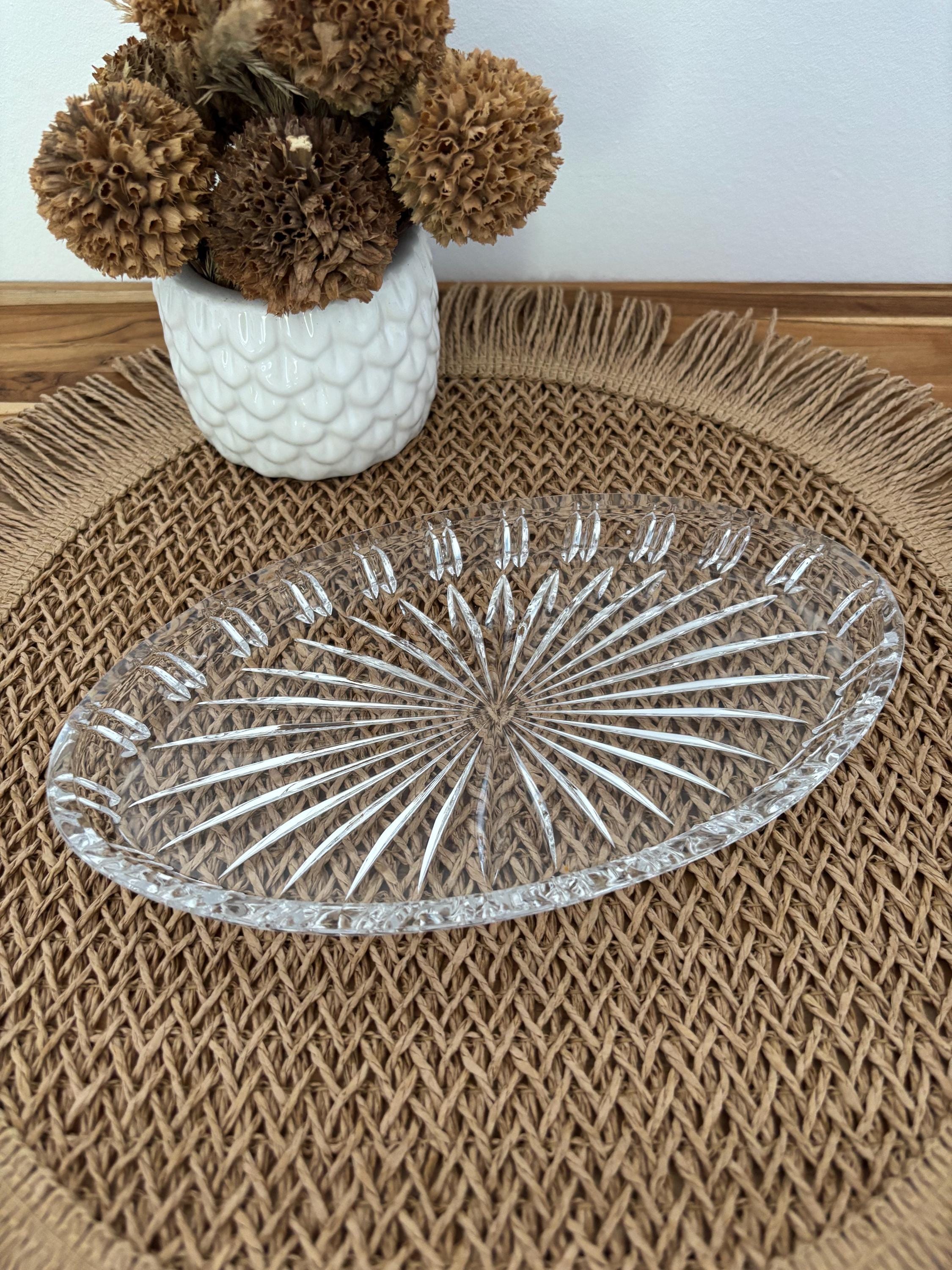 輝く星の模様が入ったヴィンテージの楕円形の透明なプレスガラス皿