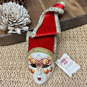 Máscara veneziana decorativa italiana feita à mão em vermelho e dourado, elegante máscara de parede Arlequim, decoração de parede barroca italiana.