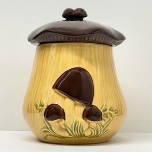 Vintage Arnel's Merry Mushroom biscuit jar – retro mushroom jar – cottagecore kitchen decor – 70s storage