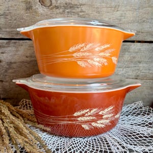 Vintage Pyrex Harvest Wheat 473-B & 474-B Set mit Glasdeckeln - Orange und Braune Auflaufformen 1970er Jahre USA