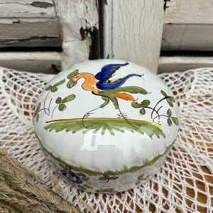 Hand-painted Moustiers earthenware box with bird decoration – vintage French jewelry box – decorative ceramic pot