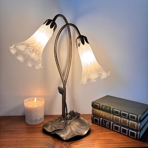 Vintage Art Nouveau-lampa i brons med näckrosmotiv, dubbel tulpanlampa i frostat glas, retro blomlampa