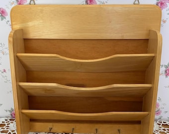 Organizador de correo de madera vintage para pared, organizador de entrada con ganchos, llavero rústico para pared