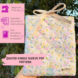 Op de afbeelding: Een gewatteerde Kindle-hoes met een bloemenpatroon in pastelkleuren, vastgebonden met een crèmekleurig lint. De tekst "QUILTED KINDLE SLEEVE PDF PATTERN" wordt op de afbeelding weergegeven, samen met pictogrammen die beginnersvriendelijke instructies en compatibiliteit met standaard e-readers aangeven.