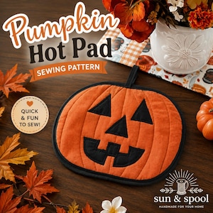 Puede incluir: Un patrón de costura para agarradera con forma de calabaza, hecho de tela naranja con ojos, nariz y boca de tela negra. La agarradera tiene un borde de tela negra y una pequeña presilla para colgar. El texto dice Pumpkin Hot Pad SEWING PATTERN.