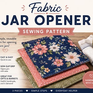 Peut inclure: Un patron de couture pour ouvre-bocal en tissu comprenant trois carrés : un bleu marine à fleurs roses et blanches, un rose uni et un vert olive à motifs blancs. Le texte indique "FABRIC JAR OPENER SEWING PATTERN" et "HANDMADE WITH LOVE."