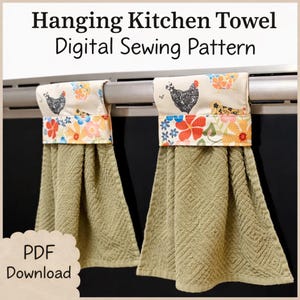 Puede incluir: Dos paños de cocina colgantes con un patrón de costura digital. Las toallas tienen una tela texturizada verde claro con una parte superior decorativa con un pollo negro, estampados florales y el texto "Hanging Kitchen Towel Digital Sewing Pattern".