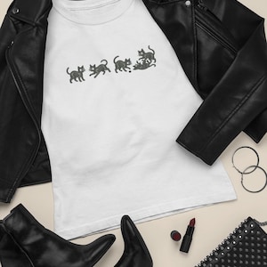 Camiseta de gatos negros juguetones, linda camiseta de gato de dibujos animados, camiseta de gato de Halloween, divertida camiseta con gráfico de gato negro, divertida camiseta unisex para amantes de los gatos