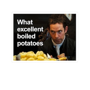 Peut inclure: Autocollant avec l'inscription « What excellent boiled potatoes » et l'image d'un homme qui a l'air mécontent. Une assiette de pommes de terre bouillies est au premier plan.
