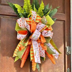 Puede incluir: Juego de tres tazas de cerámica con acabado mate moteado. Las tazas son de color crema, gris claro y gris oscuro. Cada una tiene un diseño simple y minimalista.