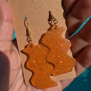 Wavy Orange Glitter Resin Earrings – Handmade Lightweight Statement Jewelry – Bold Abstract Dangle Earrings