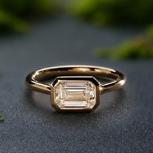 Anillo de compromiso de moissanita de corte esmeralda, delicado anillo de bodas de moissanita, anillo de banda ancha con solitario engastado en bisel, anillos de promesa de oro amarillo de 14 k