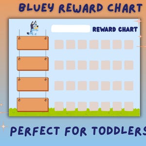 Może przedstawiać: Jasnoniebieski wykres nagród z tekstem "BLUEY REWARD CHART" i "REWARD CHART". Wykres przedstawia postać z kreskówki psa i cztery brązowe drewniane tablice. Na dole wykresu widnieje napis "PERFECT FOR TODDLERS!".