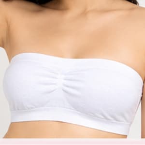 Op de afbeelding: Een effen witte strapless bandeau-top met een geplooid detail in het midden. Het kledingstuk is gemaakt van een gladde, rekbare stof met een brede, geribbelde elastische band langs de boven- en onderrand voor een stevige pasvorm.